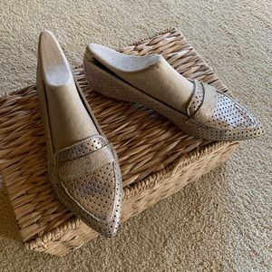 Donald Pliner gold flat